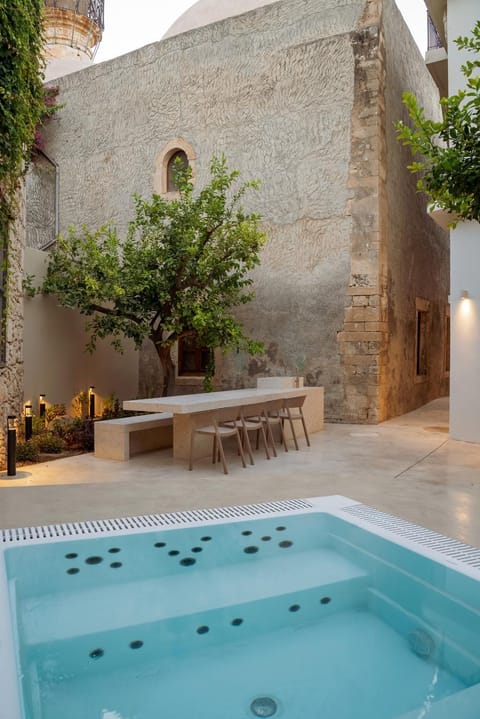 BBQ facilities, Hot Tub, Dining area, Pool view, Swimming pool, Swimming pool