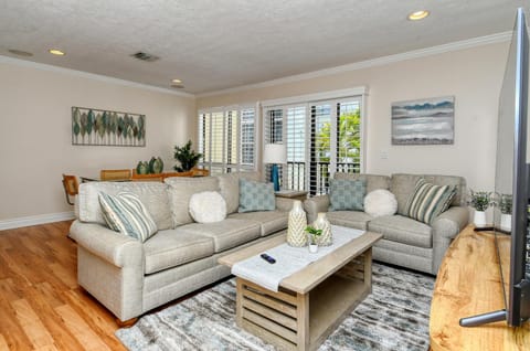 Two-Level, Heated Pool, Trolley to Beach & Village Apartment in Siesta Beach