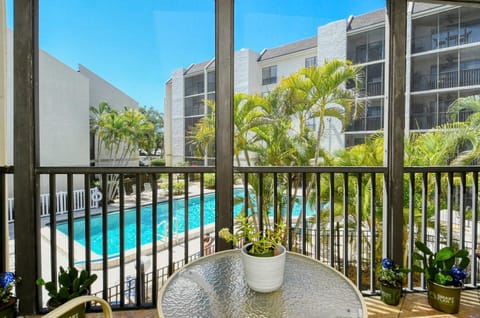 Two-Level, Heated Pool, Trolley to Beach & Village Apartment in Siesta Beach