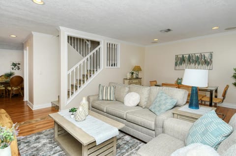 Two-Level, Heated Pool, Trolley to Beach & Village Apartment in Siesta Beach