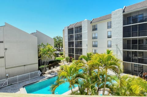 Two-Level, Heated Pool, Trolley to Beach & Village Apartment in Siesta Beach