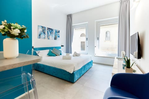 Bed, TV and multimedia, Photo of the whole room, Bedroom, towels