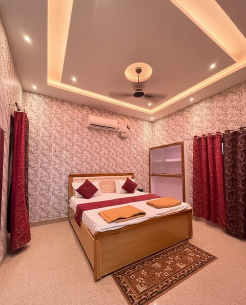 Bed, Photo of the whole room, Bedroom, air conditioner