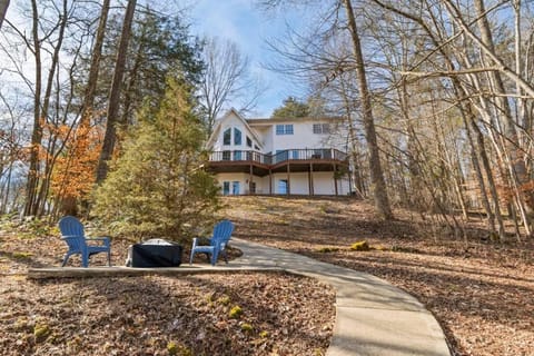 Lakeside Haven Dock/Slip Fire Pit Game Room Kayaks House in Tennessee
