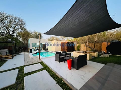 Garden, Seating area, Garden view, Swimming pool, sunbed