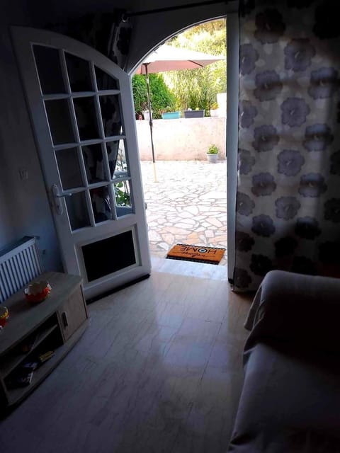 Day, Living room, Seating area