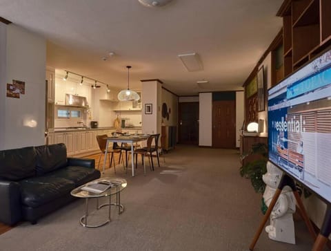 TV and multimedia, Kitchen or kitchenette, Living room, Seating area, Dining area