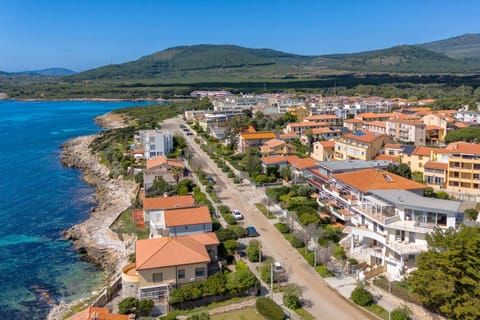 Stylish & Spacious Townhouse - Walk to Beach & Town House in Fertilia