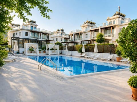 Property building, Day, Swimming pool, sunbed