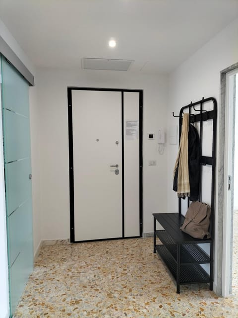 Photo of the whole room, Decorative detail, acessibility