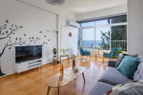 Communal lounge/ TV room, TV and multimedia, View (from property/room), Balcony/Terrace, Living room, Seating area, Evening entertainment