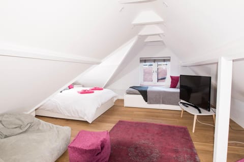 TV and multimedia, Photo of the whole room, Bedroom