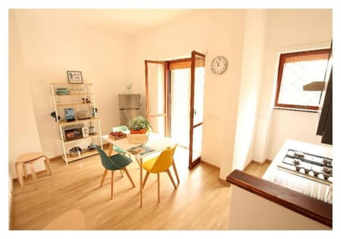 Kitchen or kitchenette, Dining area, minibar