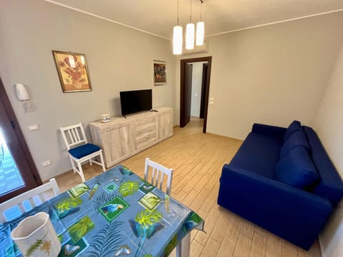 Communal lounge/ TV room, TV and multimedia, Living room, Seating area, Dining area