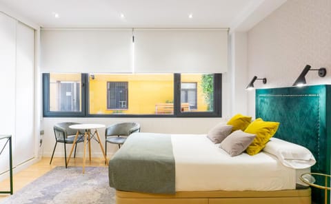 Bed, Seating area