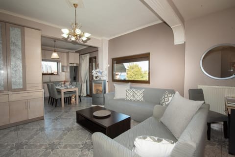 TV and multimedia, Kitchen or kitchenette, Living room, Seating area, Dining area