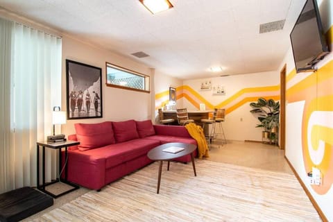 Basement Apartment w/ Hot Tub & Bombshelter! Apartment in Burien