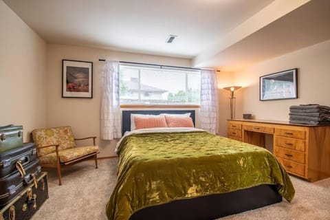 Basement Apartment w/ Hot Tub & Bombshelter! Apartment in Burien