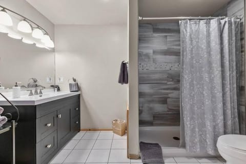 Lilly Lakeside Tri-Level Escape Near Lake Winnebago House in Lake Winnebago