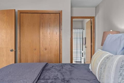 Lilly Lakeside Tri-Level Escape Near Lake Winnebago House in Lake Winnebago