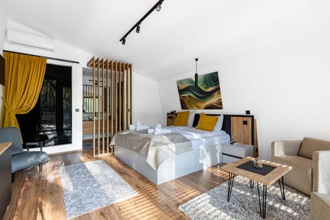 Bed, TV and multimedia, Living room, Photo of the whole room, Seating area, Bedroom