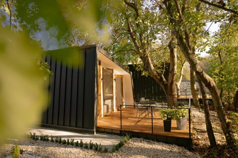 Property building, Patio, Spring, Day, Garden, Dining area, Garden view