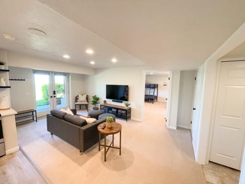 Communal lounge/ TV room, Living room, Seating area