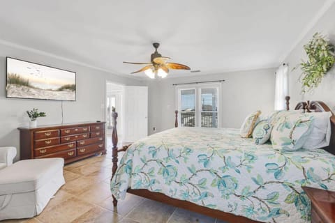 Lagoon Time Beach Home- Elevator and beach access House in West Beach