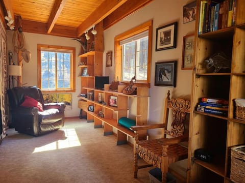 Blacktail Cabin Hideaway with hot tub Cabin in Lakeside