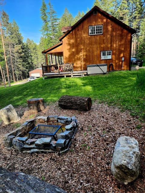 Blacktail Cabin Hideaway with hot tub Cabin in Lakeside