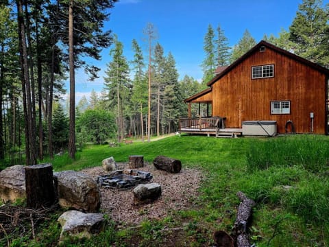 Blacktail Cabin Hideaway with hot tub Cabin in Lakeside