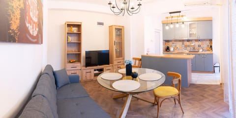 TV and multimedia, Living room, Dining area, Evening entertainment