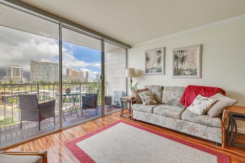 Honolulu Condo with Private Lanai Walk to the Beach Apartment in McCully-Moiliili