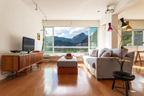Natural landscape, TV and multimedia, Living room, Seating area, Evening entertainment, Mountain view