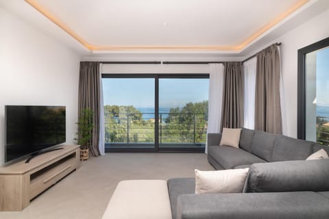 Communal lounge/ TV room, Natural landscape, TV and multimedia, Living room, Evening entertainment, Sea view