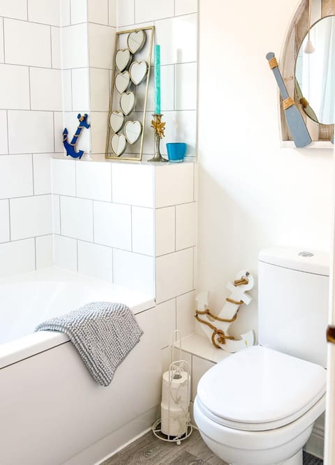 Toilet, Bathroom, towels