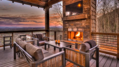 BLUESTONE House in Blue Ridge Lake