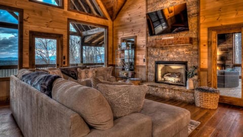 Clocking Inn House in Mineral Bluff