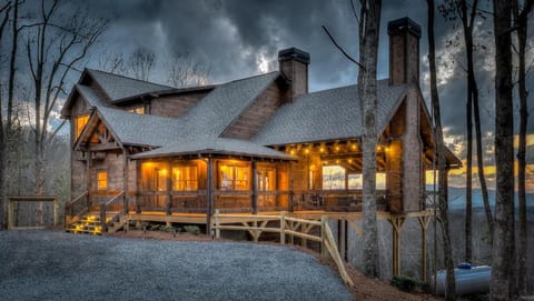 Clocking Inn House in Mineral Bluff