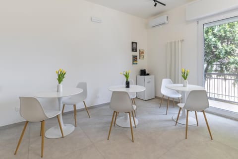 Seating area, Dining area, air conditioner