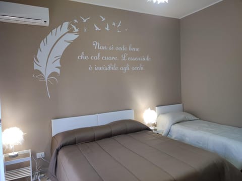 Bed, Photo of the whole room, Bedroom, air conditioner