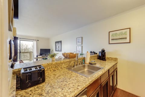 Beech Mtn Studio Less Than 1 Mi to Skiing Bring Your Pet! Apartment in Beech Mountain