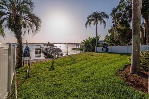 Lakefront Duplex with Pontoon Boat 2 Bedroom Home House in Mount Dora