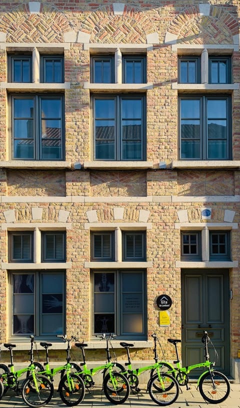 Property building, Facade/entrance, Property logo or sign, Cycling