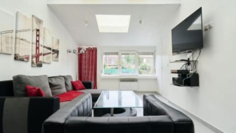 Spacieuse maison avec chambres et salle de bain privées en colocation à 10 min de Lille Bed and Breakfast in Lille