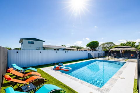 Pool view, Swimming pool, sunbed