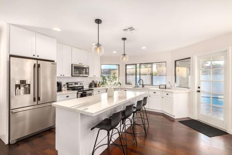 La Vieve Family Oasis-FREE Htd Pool-Billiards-BBQ House in Tempe