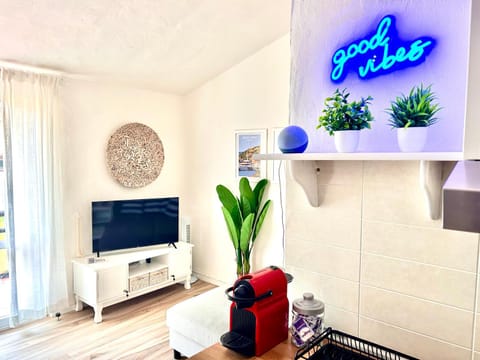 Communal lounge/ TV room, TV and multimedia, Living room, Seating area, Evening entertainment