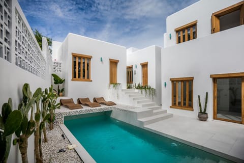 Facade/entrance, Balcony/Terrace, Swimming pool, Swimming pool