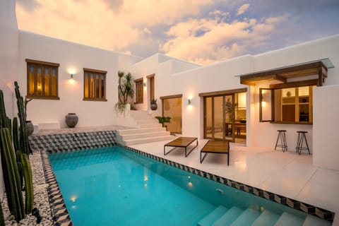 Property building, Facade/entrance, Balcony/Terrace